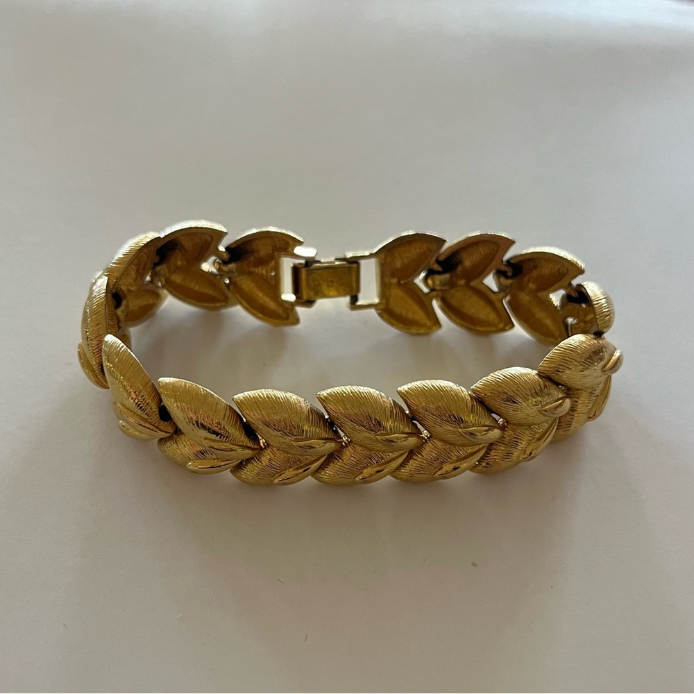 Vintage 80s 90s MONET Gold Tone Leaf Vine Motif Link Bracelet